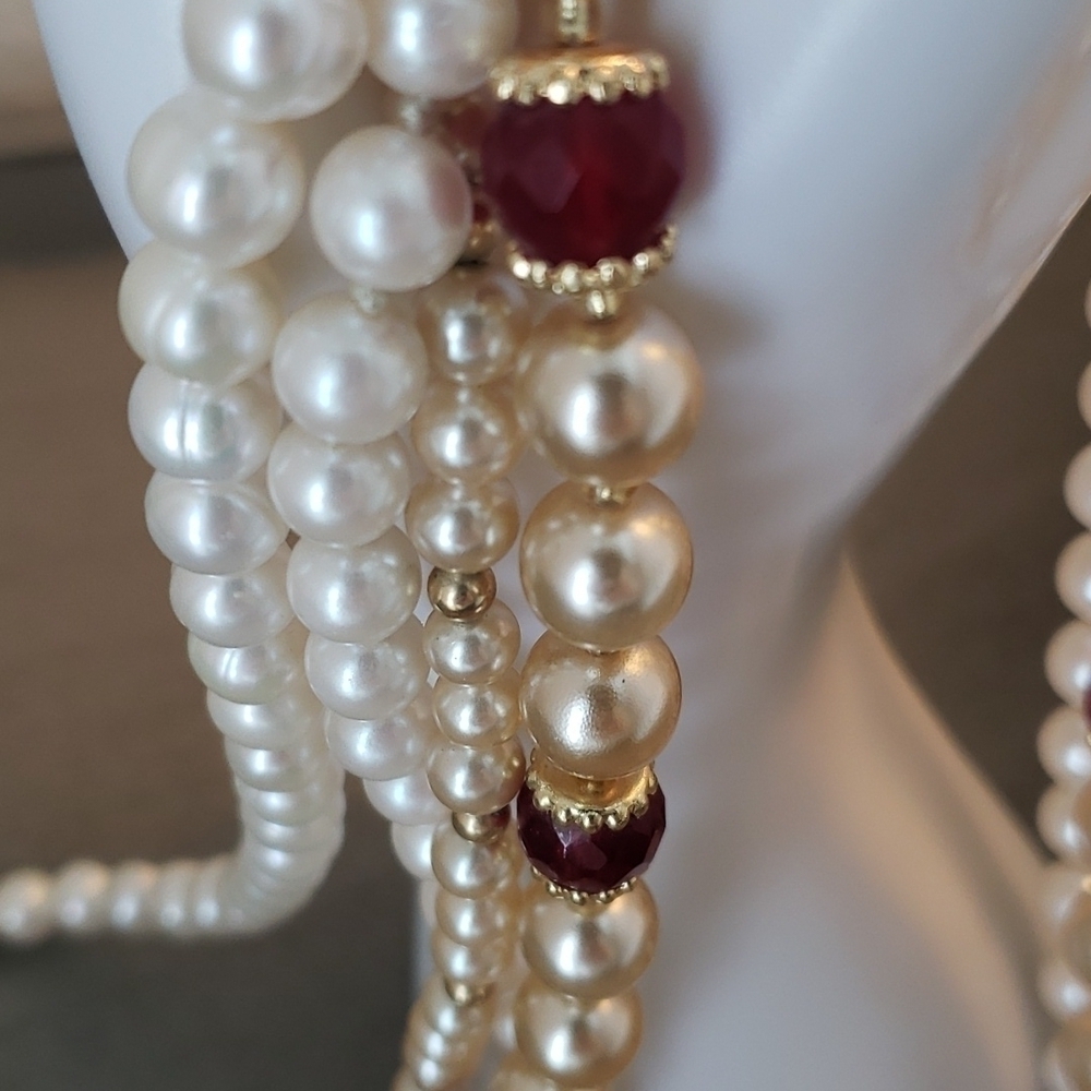 Pearl Set Costume Jewelry - 4 Necklaces & 2 Pins - Picture 4 of 10